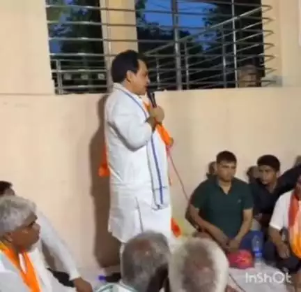 महवा: लोटवाड़ा पहुंचकर विधायक ने ग्रामीणों की समस्याएं सुनीं, समाधान का दिया आश्वासन