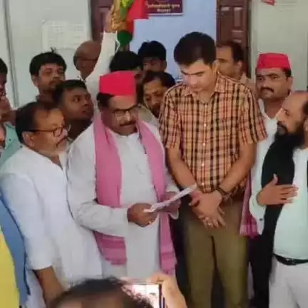 चुनार: जमुई अंडरपास को शीघ्र बनवाने की मांग को लेकर सपा नेताओं ने रेल मंत्री को संबोधित पत्रक नायब तहसीलदार को सौंपा