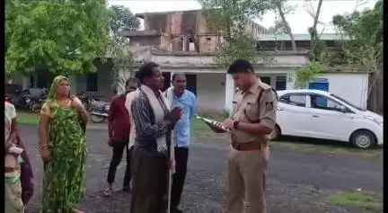 लखनादौन: दिव्यांग पिता पहुंचे एसडीओपी कार्यालय लखनादौन, मृतक पुत्र को न्याय दिलाने के लिए खा रहे ठोकरें