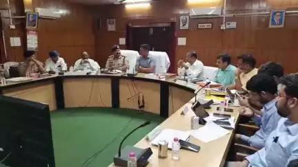 आज़मगढ़: मंडलायुक्त ने कानून व्यवस्था की समीक्षा बैठक में दिए सख्त निर्देश, गांजा और शराब तस्करों पर हो प्रभावशाली कार्रवाई