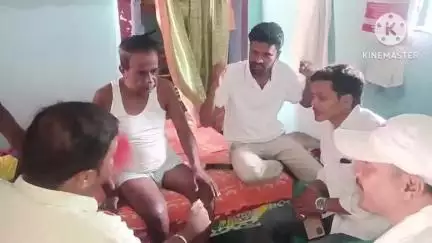 জয়পুর: আঘরপুর গ্রামে অসুস্থ জয়পুর পঞ্চায়েত সমিতির সঙ্গে দেখা করলেন জেলা সভাপতি INTTUC