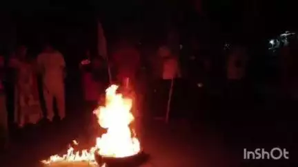 বলাগড়: বলাগরের জিরাট বাস স্ট্যান্ড সংলগ্ন এলাকায় পুলিশ মন্ত্রী পদত্যাকে দাবিতে আসাম রোড অবরোধ করলো সিপিআইএম