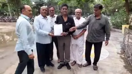 પેન્શનર સર્વિસ રૂલ્સના સુધારા બિલના વિરોધમાં અમરેલી અધિક જીલ્લા મેજિસ્ટ્રેટને પાઠવાયુ આવેદનપત્ર