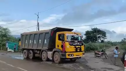 पवई: पवई एसडीएम ने क्षमता से अधिक रेत से भरे डंपर को पकड़ा, पुलिस अभिरक्षा में सौंपा और की कार्रवाई