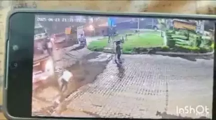 कासगंज: भिठौना बिजली घर के सामने बस चालक ने पत्रकार पर जान से मारने की नीयत से चढ़ाई बस, पत्रकार ने कूदकर बचाई जान