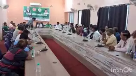 बैतूल नगर: विधायक हेमंत खंडेलवाल ने नगर पालिका सभा कक्ष में अधिकारियों के साथ बैठक की, शहर का विकास मॉडल बनाया