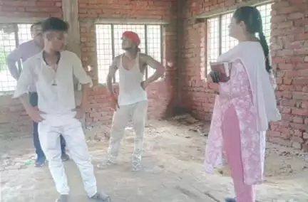 पुरवा: भांडी गांव में आंगनवाड़ी भवन निर्माण कार्य में ठेकेदार की लापरवाही की जांच करने पहुंची टीम
