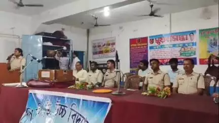 আউশগ্রাম ২: বাল্য বিবাহ ও মোবাইলের ব্যবহারের মতো বিভিন্ন সামাজিক বিষয় নিয়ে পিপিডি উচ্চ বিদ্যালয়ে পড়ুয়াদের সতর্ক করল পুলিশ