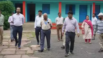 सिवनी: प्रेक्षक पीके वर्मा ने वार्ड क्रमांक 11 के मतदान केंद्रों का किया अवलोकन