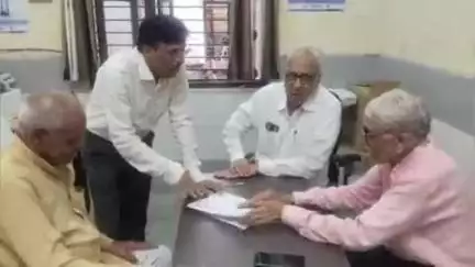 मुर्तीजापूर: मुख्य रस्त्यावरील उपजिल्हा रुग्णालय येथे शहरातील १०१ ज्येष्ठ नागरिकांनी घेतला नेत्रदानाचा अर्ज भरून दृढ संकल्प