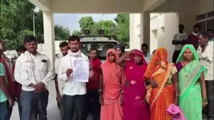 जौरा: जौरा एसडीएम कार्यालय में ग्राम रसौंधना हार के ग्रामीणों ने एसडीएम को दिया आवेदन
