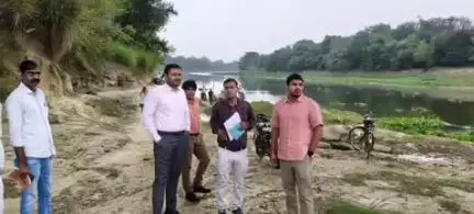 लंभुआ: सुल्तानपुर जिले के लम्भुआ में गोमती नदी सेतु निर्माण में आई तेजी, डीएम और सीडीओ ने किया निरीक्षण