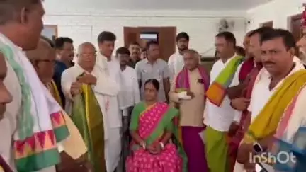 దేవాదాయ శాఖ మంత్రి కొండా సురేఖను సన్మానించిన ధూప దీప నైవేద్య అర్చక సంఘం సభ్యులు
