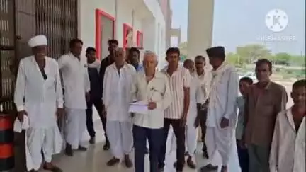 डीडवाना: अतिक्रमियों ने ग्रामीणों के सामने जल भराव की समस्या खड़ी कर दी, ग्रामीणों ने अतिरिक्त जिला कलेक्टर को ज्ञापन दिया