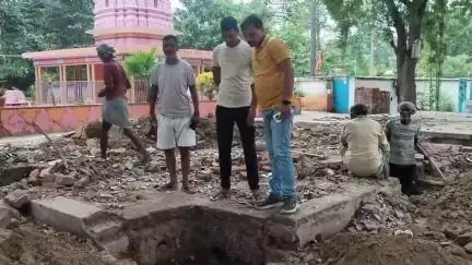 रहुई: रहुई थाना के पास शिव मंदिर के प्रांगण में नए विवाह मंडप का निर्माण कराया जा रहा है