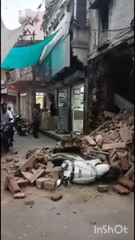 मेड़ता: मेड़ता सिटी में मीरा मार्ग पर पुरानी बिल्डिंग की दीवार ढही, कोई जनहानि नहीं हुई