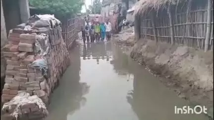 बंजरिया: पंचरुखा पश्चिमी के नयका टोला वार्ड 11 में नाला नही होने सड़क पर जमा हुआ पानी,वार्ड सदस्य ने मंगलवार की शिकायत #jansamasya