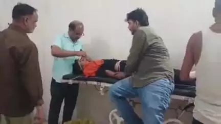 टीकमगढ़: देरी गांव में जहरीला पदार्थ खाने से युवक की हालत बिगड़ी, जिला अस्पताल में भर्ती