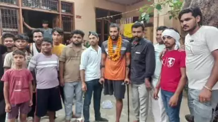 बड़ौत: हरियाणा के सोनीपत निवासी दिव्यांग मोहित गुर्जर को दंडवत् कांवड लाने का श्रेय, बड़ौत में हुआ स्वागत