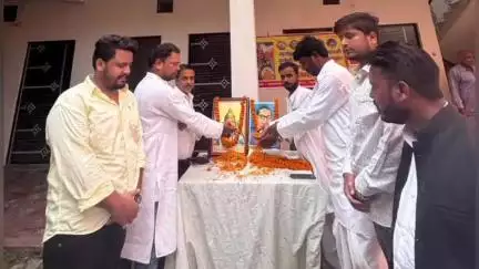 गोरखपुर: सपा अनु.जन. के नि0 प्रदेश उपाध्यक्ष के नेतृत्व में वीरांगना दुर्गावती के बलिदान दिवस पर भव्य कार्यक्रम का हुआ आयोजन