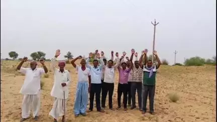 सरदारशहर: पाटमदेसर में करंट की चपेट में आने से 3 गाय, 1 भैंसा व 1 मोर की हुई मौत, ग्रामीणों ने बिजली विभाग के खिलाफ किया प्रदर्शन