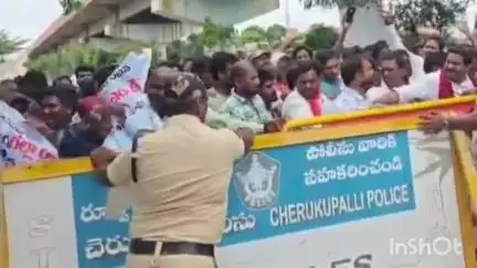 విజయలక్ష్మీ పురంలో సముద్ర కాలువ వివాదంపై కలెక్టర్ కార్యాలయం వద్ద మత్స్యకారులు భారీ ఆందోళన