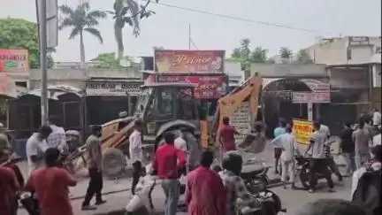 पानीपत: सुखदेव नगर में नगर निगम की टीम ने JCB से रेस्टोरेंट के बाहर किए गए अवैध अतिक्रमण को तोड़ा