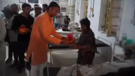 कोटर: जन्मजयंती पर सेवा का संकल्प: स्व. हर्ष सिंह जी की स्मृति में मरीजों को फल वितरण