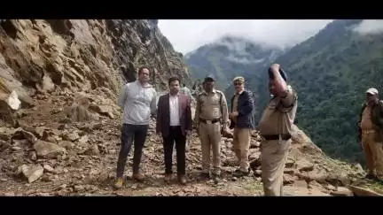 मुनस्यारी: नवागंतुक उप जिलाधिकारी ने मुनस्यारी माल्ला जोहर मोटर मार्ग में बंद सड़क का किया मुआयना