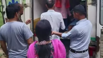 गांडेय के अहरडीह गांव के पास मांझा जोगिया टीकूर में सवारी मैजिक पलटी, 8 लोग घायल