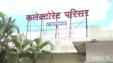लुण्ड्रा: शिक्षक की मांग को लेकर कलेक्टर और जिला शिक्षा अधिकारी से मिलने पहुंचे कुंदीकला स्थित सरकारी स्कूल के स्टूडेंट