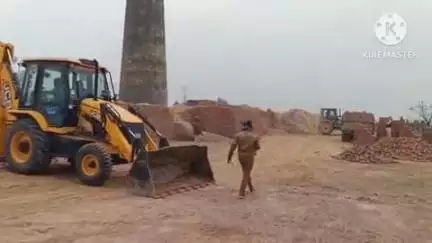 संभल: मुबारकपुर गांव में अवैध बंद ईट भट्टे को जेसीबी से किया ध्वस्त, दस्तावेज न दिखाने पर की गई कार्रवाई