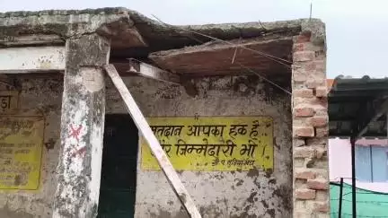 रायसेन: मुड़िया खेड़ा के सरकारी स्कूल परिसर में स्थित जर्जर पंचायत भवन का हिस्सा गिरा, बड़ा हादसा टला