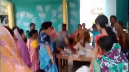 আউশগ্রাম ১: মুখ্যমন্ত্রীর নির্দেশমতো গুসকরা শহরের ১ ও ২ নম্বর ওয়ার্ডের বাসিন্দাদের হাতে দীঘার জগন্নাথের প্রসাদ তুলে দিলেন পুরপ্রধান