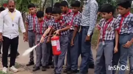 सिवनी मालवा: पीएमश्री स्कूल सिवनी मालवा में आपात स्थिति की मॉक ड्रिल, बच्चों ने सीखा अग्निशमन यंत्र का उपयोग करना