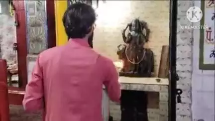 बांधवगढ़: जयस्तंभ स्थित शनि देव मंदिर में पुजारी द्वारा संध्या वंदन कर की गई आरती