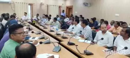 मधुबनी: जिलाधिकारी आनंद शर्मा की अध्यक्षता में समाहरणालय कक्ष में जिला कृषि टास्क फोर्स की बैठक हुई