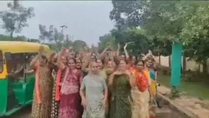 લીંબડી: લીંબડીમા રેલ્વે સ્ટેશન  પાવર હાઉસ રોડ પર આવેલી વિવિધ સોસાયટી ના રહિશો એ પાલિકામાં ઘેરાવ કર્યો ચક્કાજામ કરી વિરોધ કર્યો