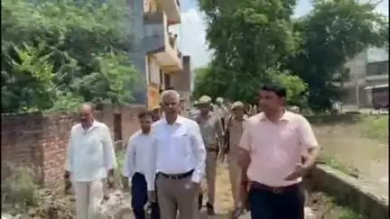 फिरोज़ाबाद: आगरा मंडलायुक्त ने स्मार्ट सिटी के विकास कार्यों को लेकर फ़िरोजाबाद शहर के विभिन्न स्थानों का निरीक्षण किया