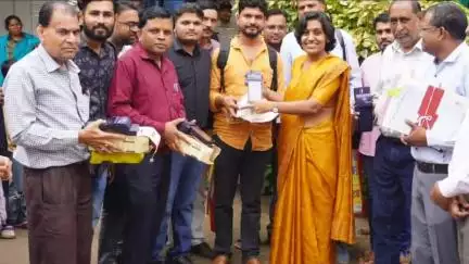 सिवनी: कलेक्ट्रेट में उर्वरक वितरण के लिए कलेक्टर द्वारा नवीन पी.ओ.एस. मशीनों का वितरण