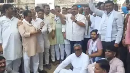 मुरैना नगर: बिजली कटौती की समस्या से नाराज़ कांग्रेसियों ने किया बिजली घर का घेराव, पूर्व विधायक ने ऊर्जा मंत्री को बताया नौटंकीबाज