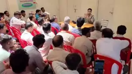 शिवपुरी नगर: स्कूली बच्चों की सुरक्षा को लेकर शिवपुरी यातायात पुलिस ने ऑटो चालकों के साथ की बैठक, दिए आवश्यक निर्देश