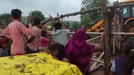 सतवास: खिबनी खुर्द गांव में वन विभाग की टीम ने कार्रवाई, मासूम बच्ची के रोने का वीडियो आया सामने