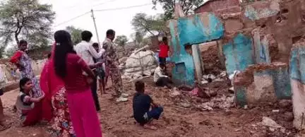 पंडरिया: ग्राम डबरी में शराब के नशे में दो पक्षों के बीच हुआ विवाद, डायल 112 की टीम ने शांत कराया मामला