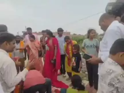 लंभुआ: कोतवाली देहात के कामतागंज में रिक्शा और बाइक की टक्कर, गलत दिशा में चल रहा ई-रिक्शा पलटा, 10 लोग घायल, 4 की हालत गंभीर