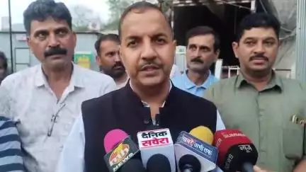 बिलासपुर सदर: धरने पर बैठे लोगों से मिले विधायक त्रिलोक जमवाल, बोले- दरारों की जांच प्रदेश सरकार किसी एजेंसी से करवाए