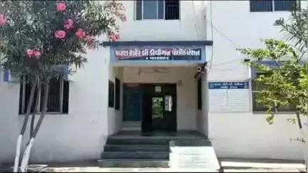 શહેરના બંધન ગેસ્ટ હાઉસે પથીક સોફ્ટવેરમાં એન્ટ્રી કર્યા વિના જાહેરનામાનો ભંગ કરતા પોલિસ ફરિયાદ નોંધાઇ