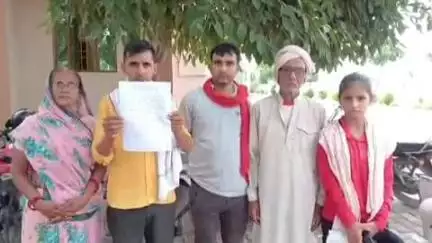 मुगलसराय: दूदे गांव में जमीन के बड़े विवाद में दबंगों से परेशान परिवार ने डीएम ऑफिस में आत्मदाह की धमकी दी