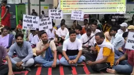 गिरिडीह: सदर अस्पताल में आउटसोर्सिंग स्वास्थ्य कर्मियों की अनिश्चितकालीन हड़ताल जारी