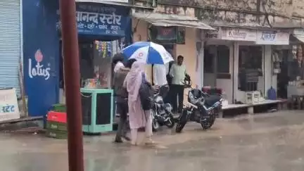 चूरू: बारिश से सफेद घण्टाघर के पास और शहर के निचले इलाकों में पानी भर गया, लोगों को आवागमन में हुई परेशानी